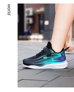 Vista lateral de zapatillas de correr para niños con un diseño degradado azul y púrpura.