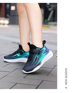 Zapatillas de running infantiles transpirables con diseño de degradado azul y violeta