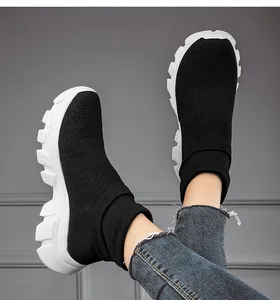 Detailansicht der schwarzen hohen Strick-Socken-Sneaker mit klobigen weißen Sohlen.