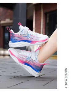 Detalle de zapatillas de running transpirables para niños con degradado y cierre de velcro