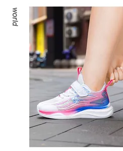 Vista lateral detallada de zapatillas de malla para niños con degradado rosa y azul