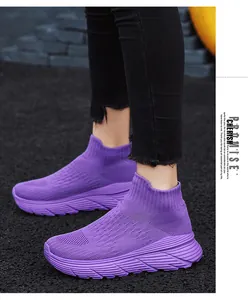Vue détaillée des baskets chaussettes en maille violette pour femmes avec design slip-on