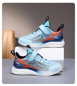 Zapatillas deportivas de malla transpirable para niños en degradado azul y naranja.