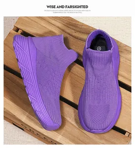 Détail montrant la texture en maille violette et la semelle de ces baskets chaussettes.