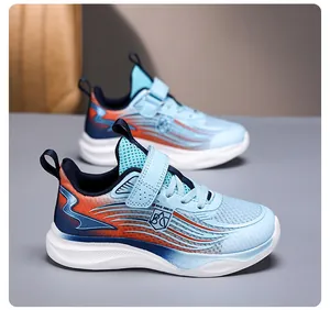 Zapatillas de malla transpirable para niños y niñas con degradado azul y naranja.