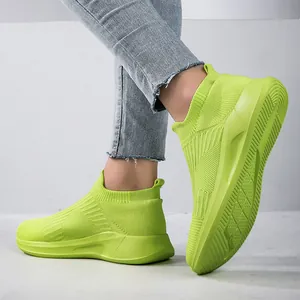 Ζωντανά πράσινα παπούτσια τρεξίματος fly-knit με παχιά και αντικραδασμική αντιολισθητική σόλα
