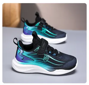 Vista lateral de zapatillas infantiles transpirables con degradados azul y púrpura