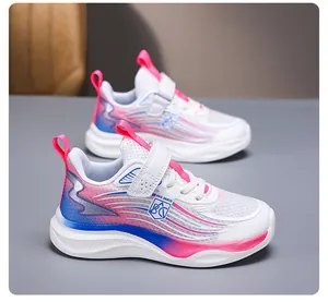 Vista detallada de zapatillas de malla traspirable para niños con diseño degradado rosa azul