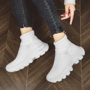 Weiße High-Top-Socken-Sneaker mit atmungsaktivem Strick und dicker Sohle
