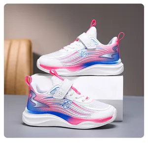 Vista detallada de zapatillas de malla transpirable para niños con diseño degradado rosa