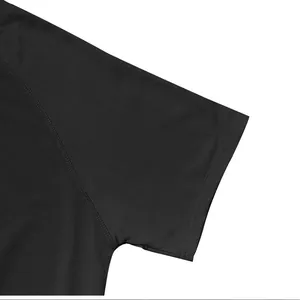 Détail en gros plan des coutures de manches raglan sur un t-shirt de sport noir pour hommes