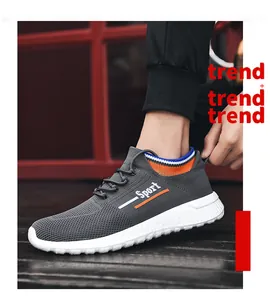 Detailansicht der atmungsaktiven grauen Fly-Knit-Wanderschuhe, die von einem Modell getragen werden