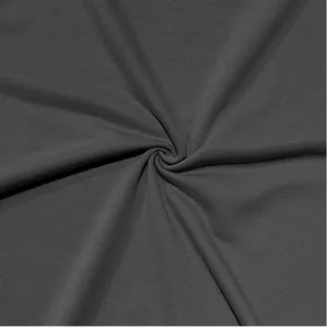 Gros plan sur la texture du tissu French Terry gris anthracite pour ensemble de sport homme