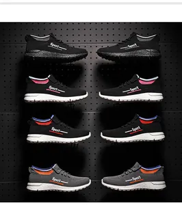 Nahaufnahme verschiedener Farben atmungsaktiver Flyknit-Sneaker zum Hineinschlüpfen