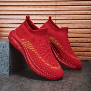 Λεπτομέρεια από κόκκινα αναπνέοντα mesh sneakers με άνετες και ελαφριές μαλακές σόλες