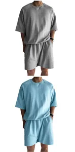 Vue détaillée de l'ensemble d'été gris et bleu en coton molletonné pour hommes.