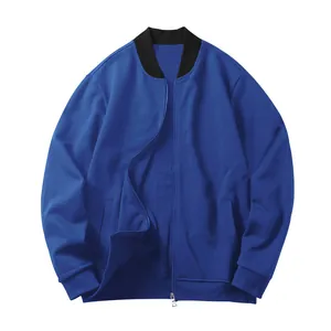 Nahaufnahme der blauen Herren-Sportjacke mit schwarzem Reißverschluss und Kragen