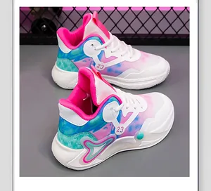 Detaillierte Ansicht atmungsaktiver Basketballschuhe für Kinder in Pink und Blau.