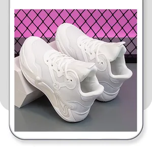 Detailansicht weißer, atmungsaktiver Basketballschuhe für Kinder mit Mesh-Obermaterial