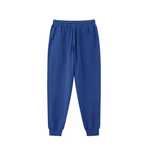 Detailansicht der blauen Herren-Sport-Jogginghose mit elastischem Bund und Rippbündchen
