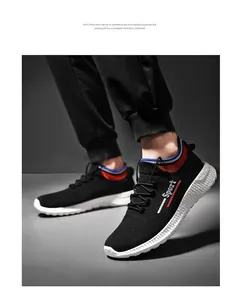 Nahaufnahme schwarzer Fly-Knit-Laufschuhe mit gedämpfter weißer EVA-Sohle und Sport-Logo