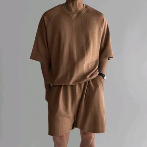 Détail d'un ensemble t-shirt et short marron décontracté pour homme avec coupe relax