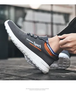 Detailansicht grauer Fly-knit-Laufschuh mit leichter EVA-Schaumsohle