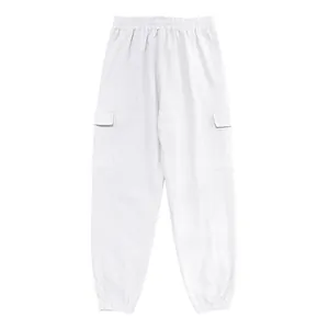 Detailweergave van witte katoenen linnen cargobroek met elastische taille en zakken