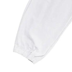 Close-up van het elastische manchet detail op een wit linnen vrijetijdsbroek of shirt