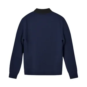 Rückansicht einer dunkelblauen Herren Sportjacke mit schwarzem Stehkragen und Bündchen