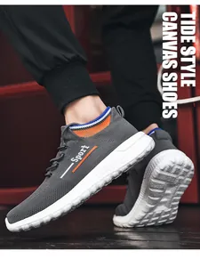 Detailansicht der grauen, atmungsaktiven Flyknit-Sportschuhe mit rutschfester Sohle.