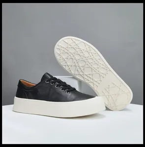 Baskets plateforme en cuir noir avec semelle blanche épaisse et motif en treillis