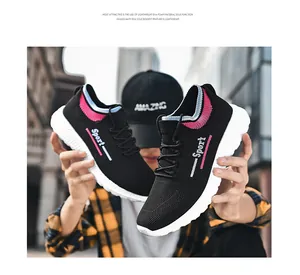 Detailansicht der schwarzen atmungsaktiven Fly-Knit-Sneaker mit leichten EVA-Sohlen