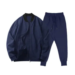 Detailansicht des dunkelblauen Sportanzugs für Herren mit Jacke und Jogginghose