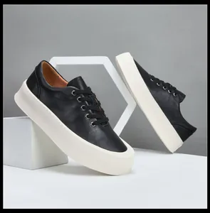Vue détaillée de baskets à plateforme en cuir véritable pour hommes à semelle blanche