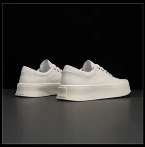 Vue détaillée de baskets à plateforme en cuir blanc montrant la semelle et le talon.