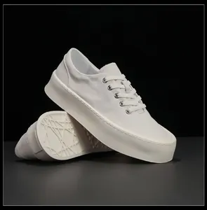 Détail de baskets compensées en cuir blanc avec semelle antidérapante et design minimaliste