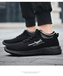 Nahaufnahme von schwarzen, atmungsaktiven Fly-Knit-Laufschuhen mit leichter EVA-Sohle