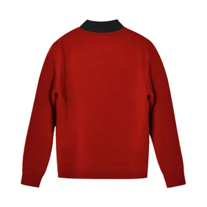 Rückansicht der roten Sportjacke für Herren mit schwarzem Rippkragen und Ärmelbündchen.