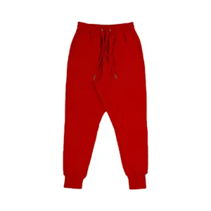 Detailansicht der roten Jogginghose für Herren mit Kordelzug am Bund und Rippbündchen.