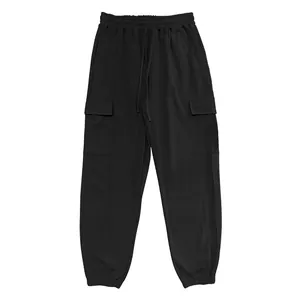 Zwarte heren cargo broek met trekkoord en grote zijzakken voor dagelijks gebruik.
