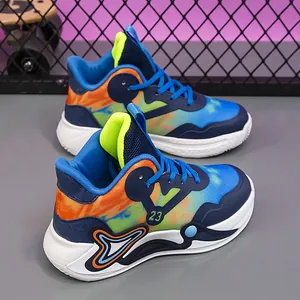 Auffällige Kinder Basketballschuhe High-Top mit Tie-Dye-Muster und atmungsaktivem Mesh.