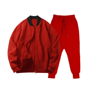 Detailansicht eines roten Herren-Trainingsanzugs mit Reißverschlussjacke und Jogginghose.