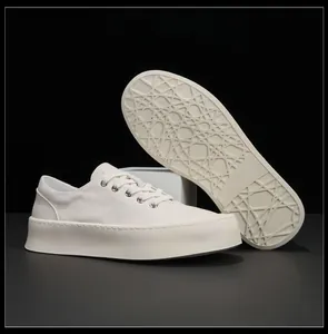 Vue latérale et détail de la semelle de baskets homme en cuir blanc à semelle épaisse chic