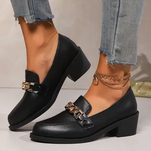 Κομψά μαύρα loafers βρετανικού στυλ για γυναίκες με λεπτομέρεια χρυσής αλυσίδας