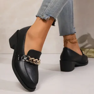 Κομψά μαύρα loafers με χρυσή αλυσίδα και χοντρό τακούνι για βρετανικό στυλ.