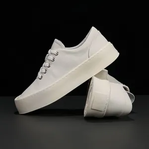 Sneaker platform da uomo in pelle bianca premium dal design casual e minimalista