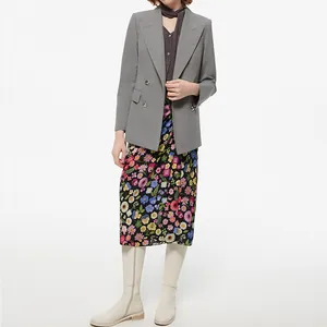 Eleganter grauer Blazer mit hochwertigen Zinnlegierungs-Zierknöpfen auf weißem Hintergrund
