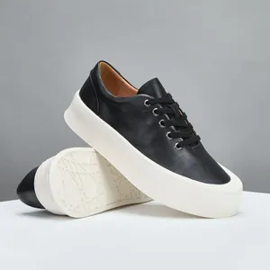 Sneaker platform da uomo in pelle bovina nera con suola spessa bianca dal design minimalista
