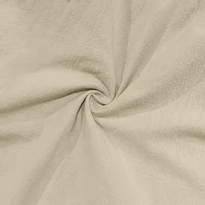Macro-opname van beige linnen stof van hoge kwaliteit met natuurlijke textuur en plooi.